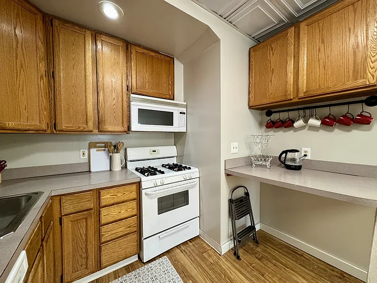 614 University Ave — Photo 36