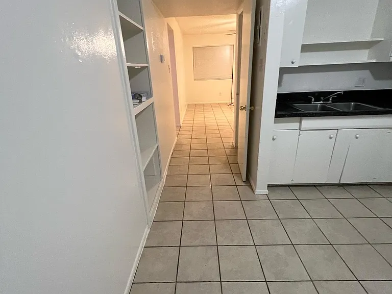 517 Palomas Dr SE #D — Photo 3