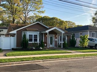 230 Koehl St, Massapequa Park, NY 11762