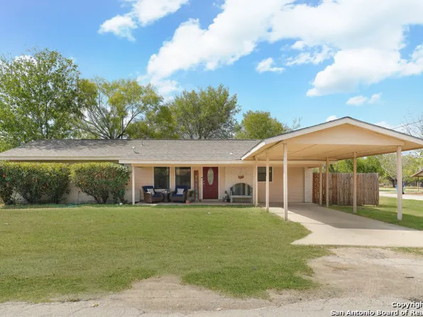 611 ZIG ZAG AVE, Devine, TX 78016