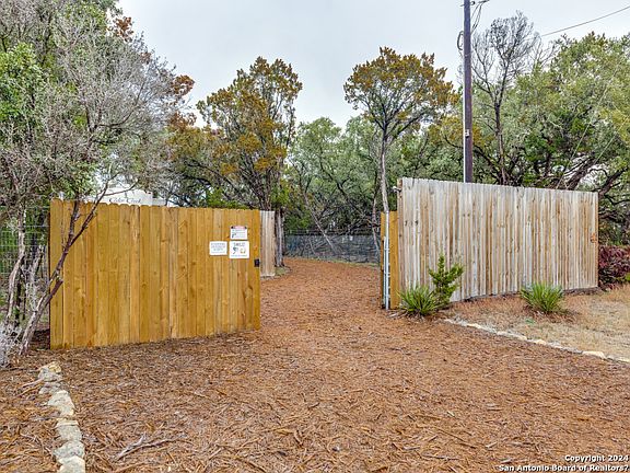 3rd image of 319 Canyon Lake Dr