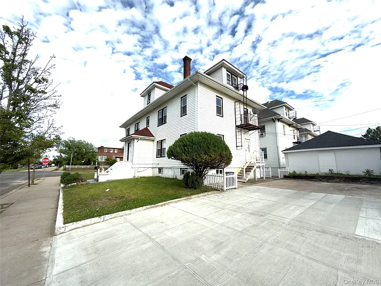 302 W Hudson St — Photo 8
