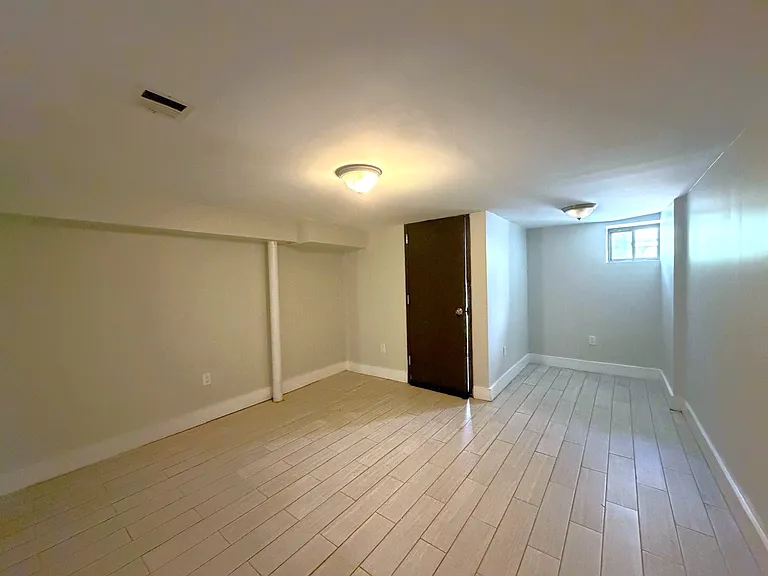 285 Cornelia St #1R — Photo 16