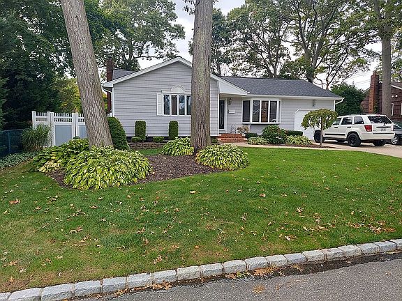 2nd image of 118 Seville Blvd