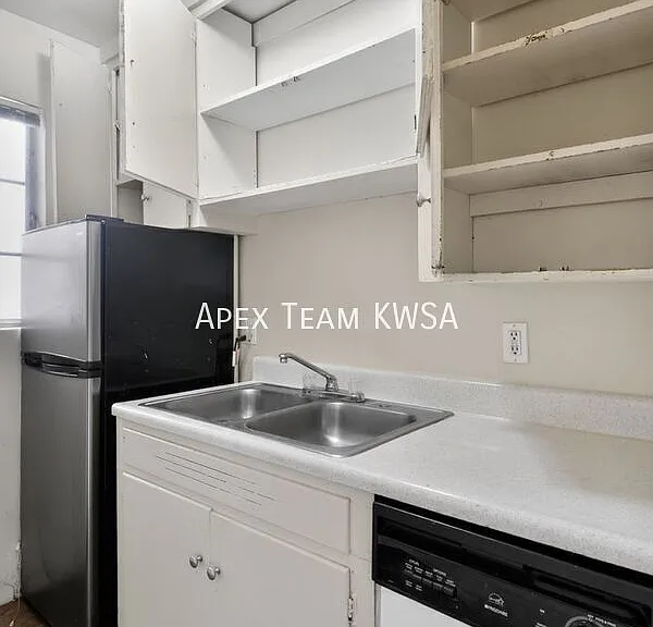 1211 E 9th St #6 — Photo 8