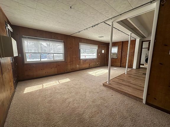 4th image of 100 Valley View St