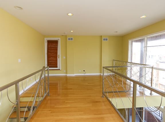 2nd image of 1150 N Hoyne Ave #J03p
