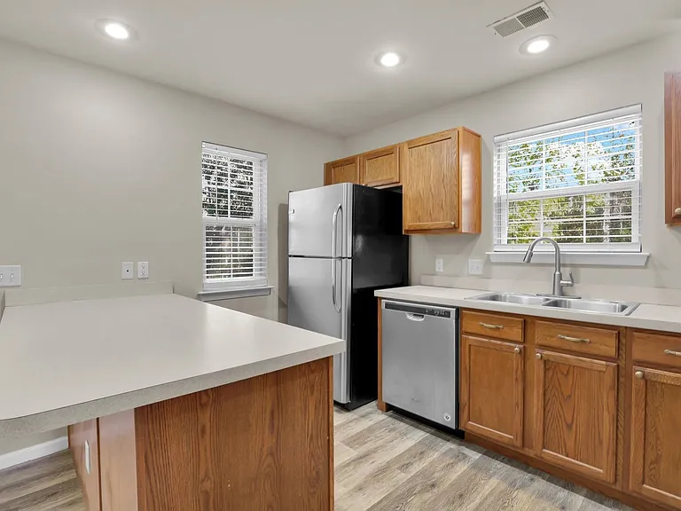230 N Cir — Photo 11