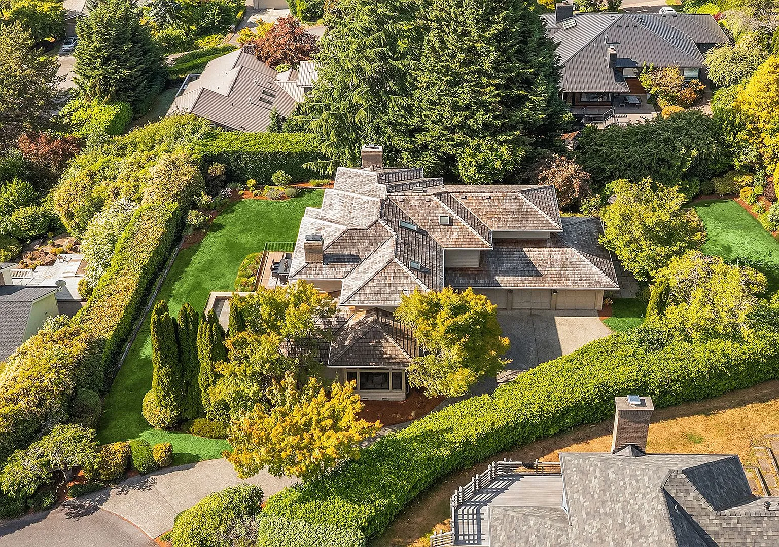 4Bd/2.75Ba Clyde Hill Home — Photo 1