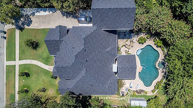 2nd image of 712 Parker St