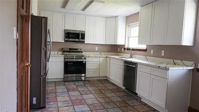 4 bed, 2.5 bath, 2672 sqft, $3,200 — Photo 2