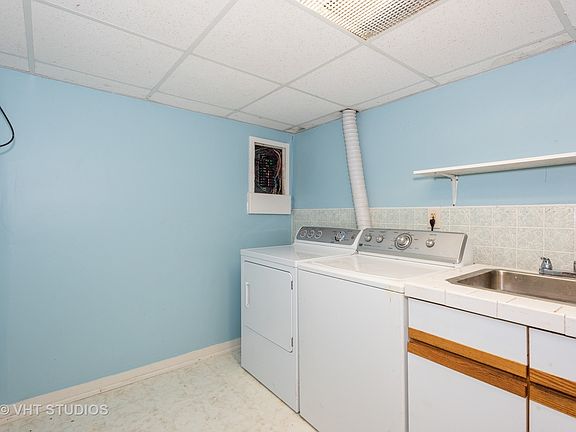 3rd image of 17W708 Kirkland Ln