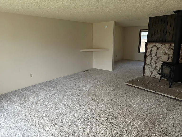 1936 Hutchins Cir — Photo 6