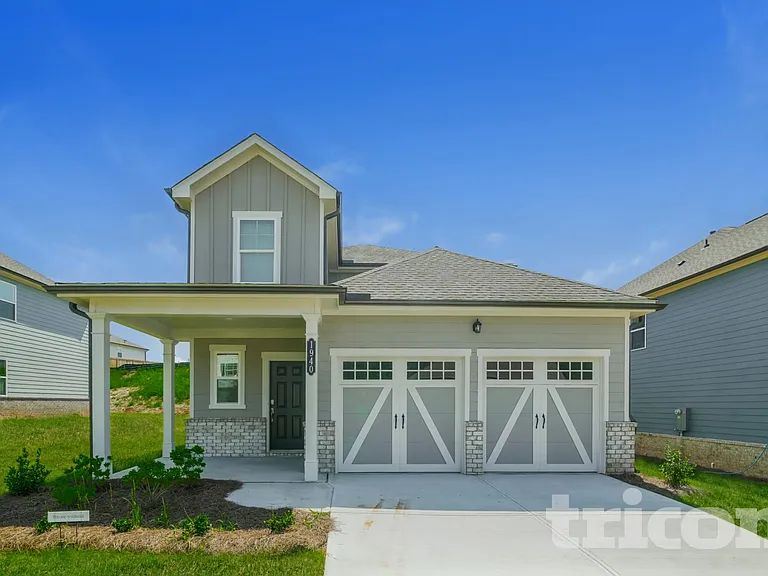 1940 Logan Ln — Photo 1