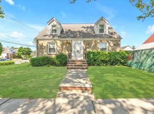 5640 197th St, Fresh Meadows, NY 11365