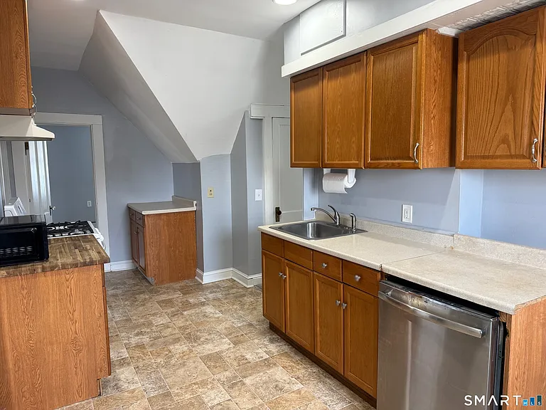 12 Hillcrest Ave W #3 — Photo 7