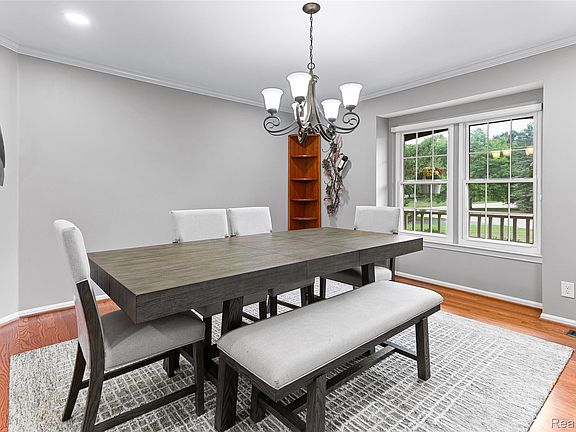 4th image of 2328 Chestnut Cir