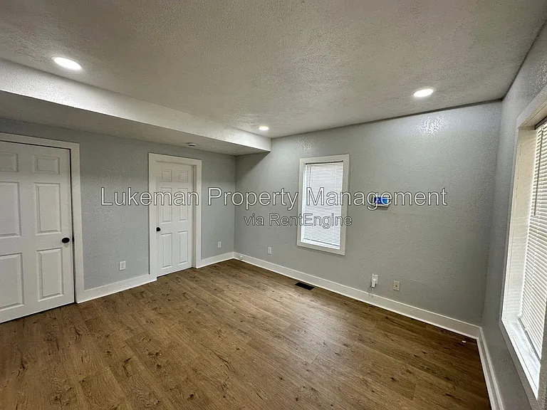 215 E North St — Photo 3