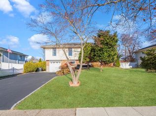 36 Tanglewood Dr, Smithtown, NY 11787
