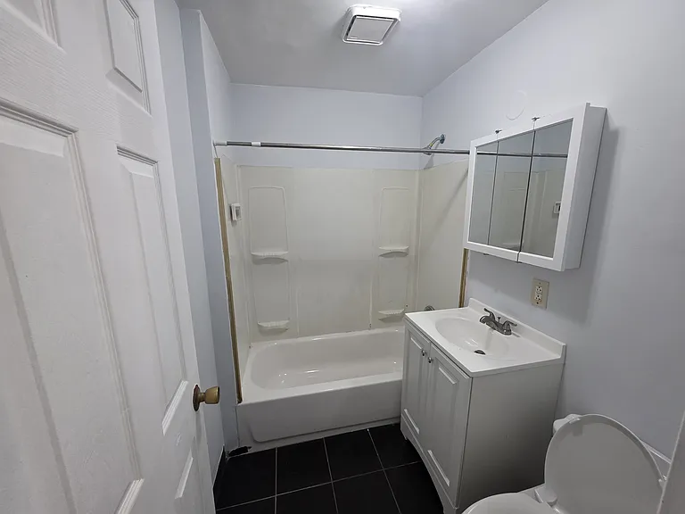 4818 W 28th St #1F — Photo 3