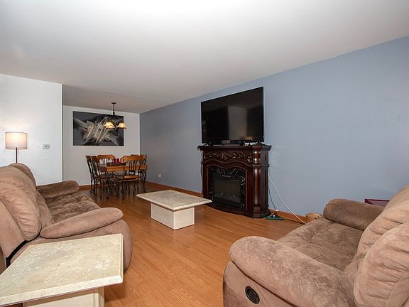3rd image of 270 Bay St