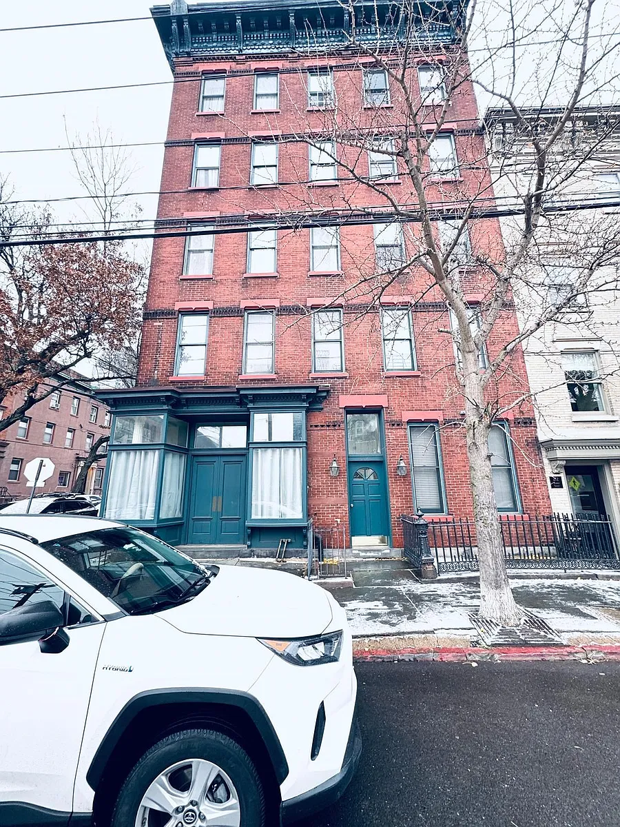 Building Photo - 214 Warren St #4B