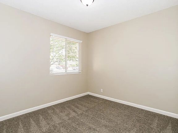 3rd image of 1383 Meadowlark Dr