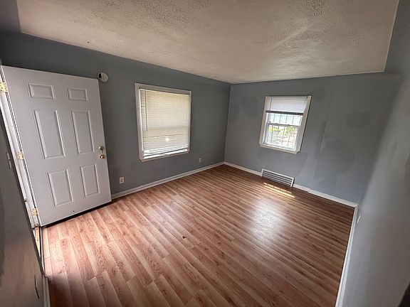 3rd image of 13955 Roselawn St Floor 1