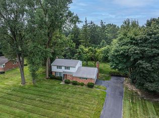 20265 Plantation Ln, Beverly Hills, MI 48025