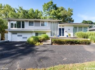 711 Apple Tree Ln, Glencoe, IL 60022