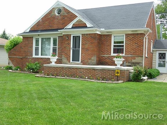 3rd image of 26615 Greenleaf St