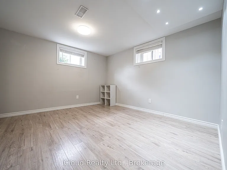 328 Wilson Rd S #LOWER — Photo 10