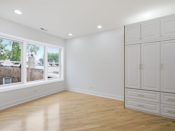 4th image of 2619 N Harding Ave APT 3