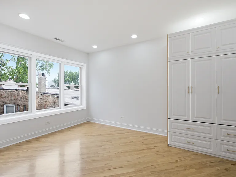 2619 N Harding Ave #3 — Photo 4