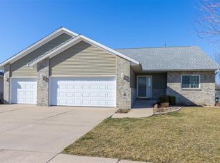 180 Lockmoor Cir, North Liberty, IA 52317