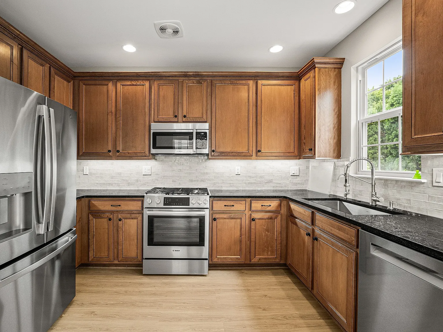 3 bed, 2.5 bath, 1940 sqft, $3,000 — Photo 4