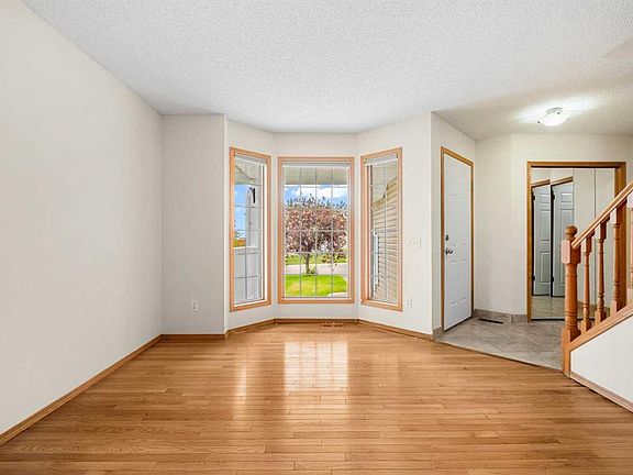 5th image of 115 Macewan Park Cir E
