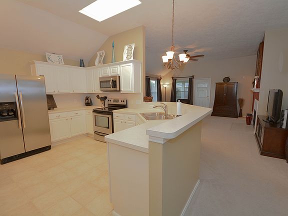 3rd image of 109 Riverbreeze Ct
