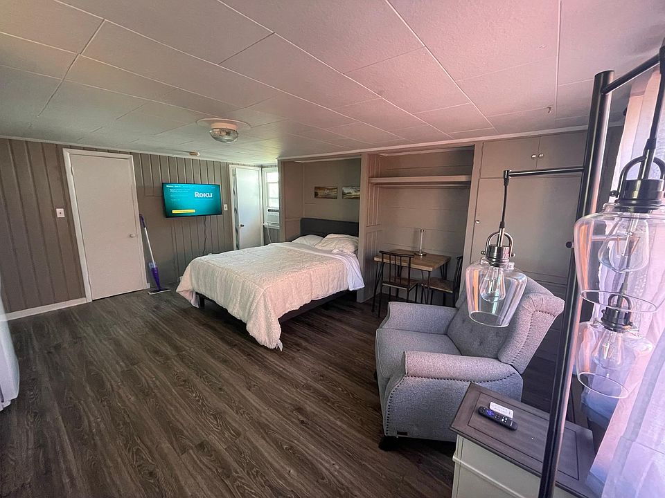 1st image of 1010 1/2 California Ave #2