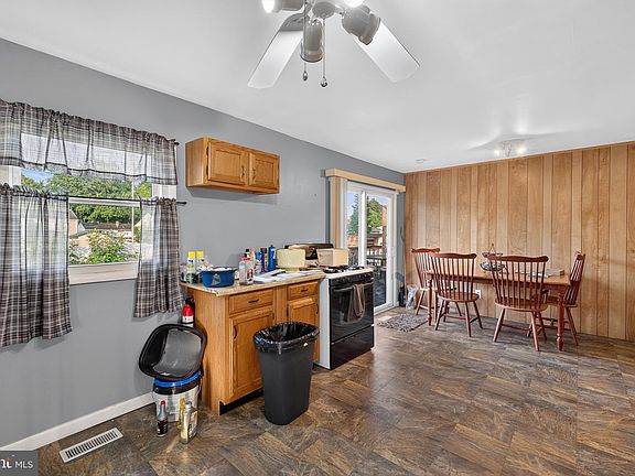 4th image of 12 Caxton Dr