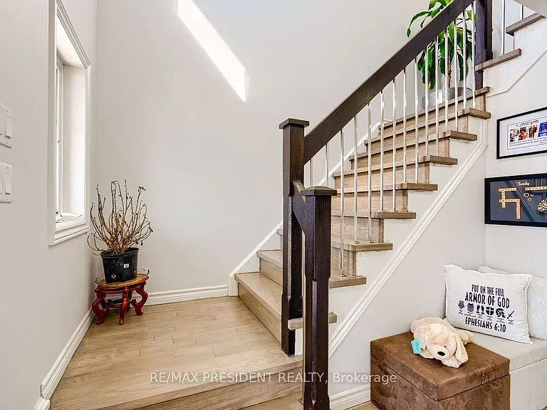 573 Forman Ave — Photo 12