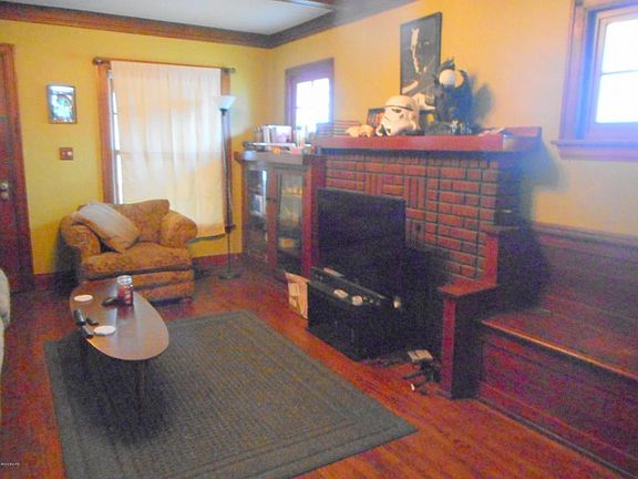 5th image of 913 Leonard St NE