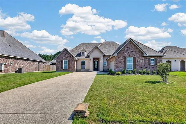 4 bed, 2.0 bath, 1954 sqft, $2,500 — Photo 1