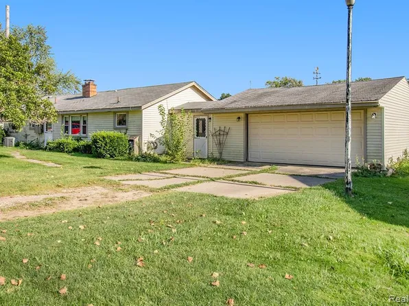 11560 Island Ct, Hartland, MI 48353