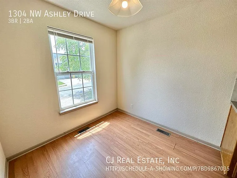 1304 NW Ashley Dr — Photo 4