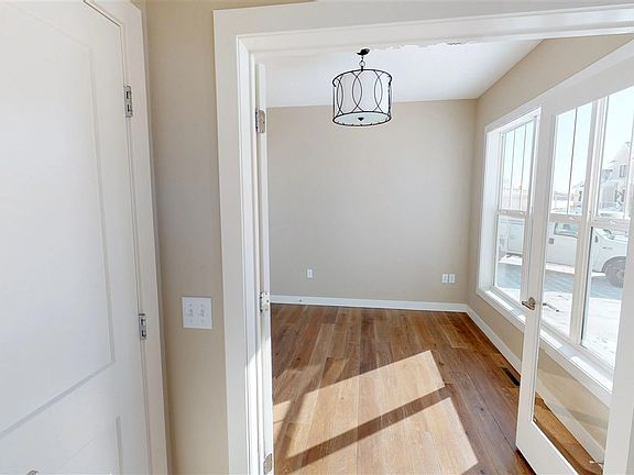 3rd image of 4854 Saint Annes