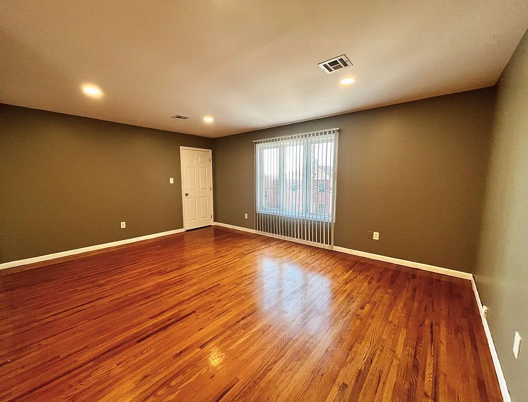 3 bed, 2.0 bath, 1400 sqft, $3,000 — Photo 2