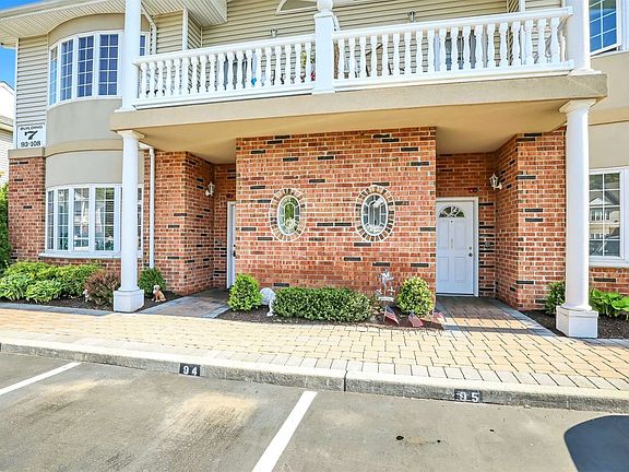 3rd image of 95 Francesca Way