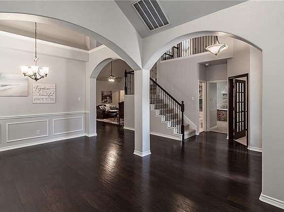 4th image of 1014 Lauren Ln