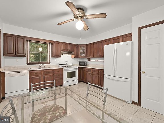 3rd image of 838 Wilda Dr